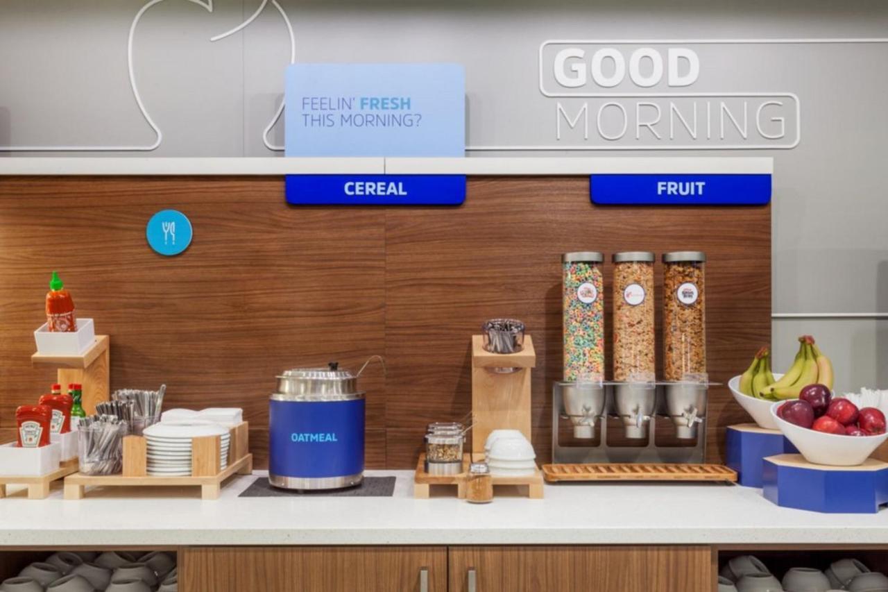 Holiday Inn Express & Suites Windsor East - Lakeshore By Ihg Tecumseh Екстериор снимка