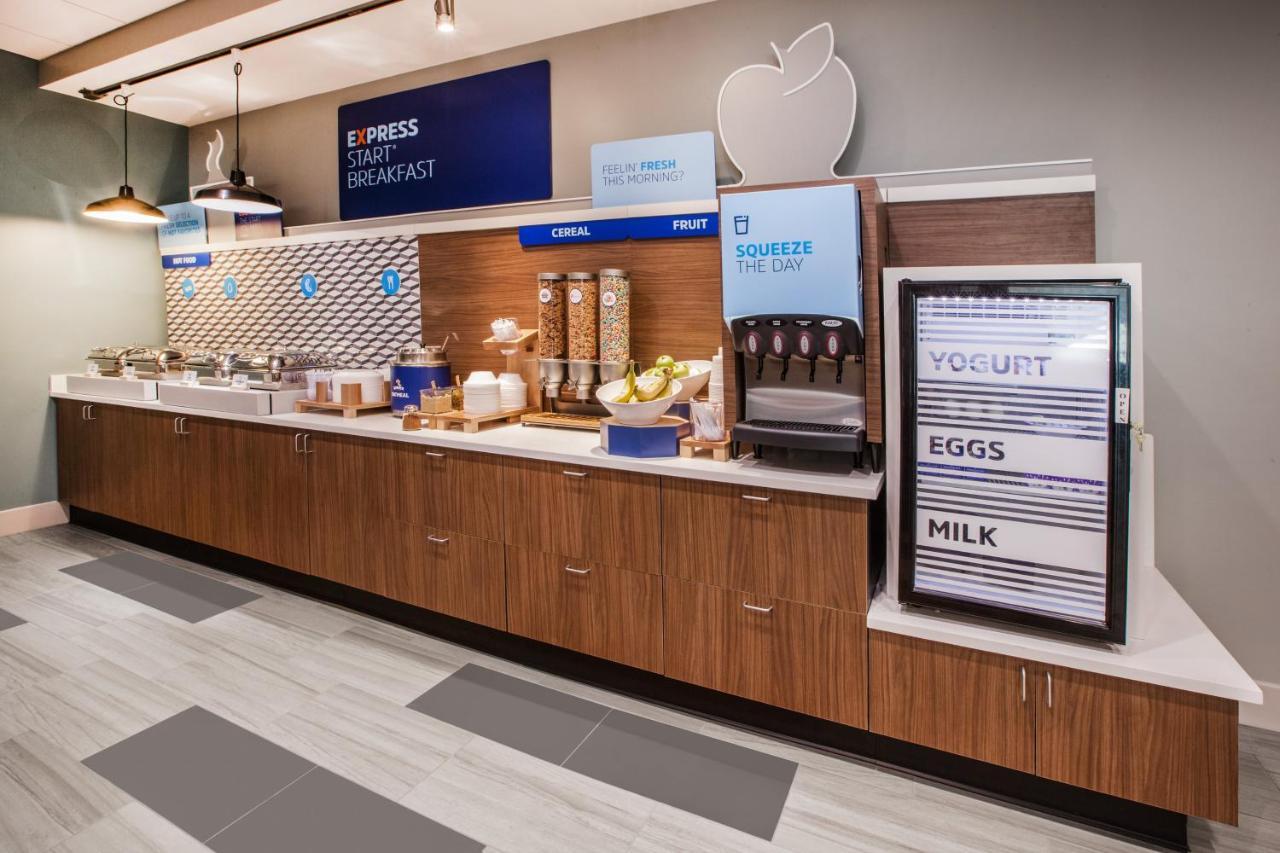 Holiday Inn Express & Suites Windsor East - Lakeshore By Ihg Tecumseh Екстериор снимка