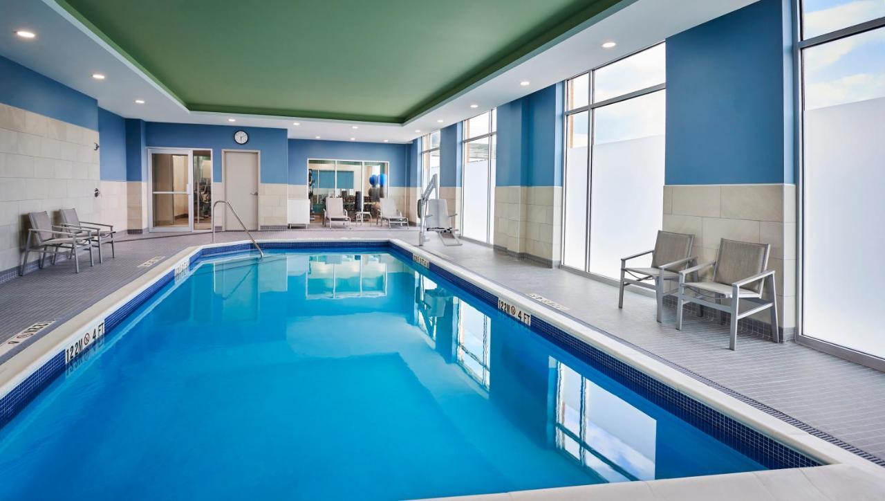 Holiday Inn Express & Suites Windsor East - Lakeshore By Ihg Tecumseh Екстериор снимка
