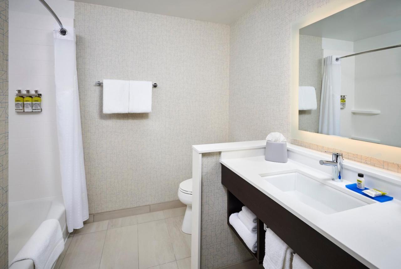 Holiday Inn Express & Suites Windsor East - Lakeshore By Ihg Tecumseh Екстериор снимка