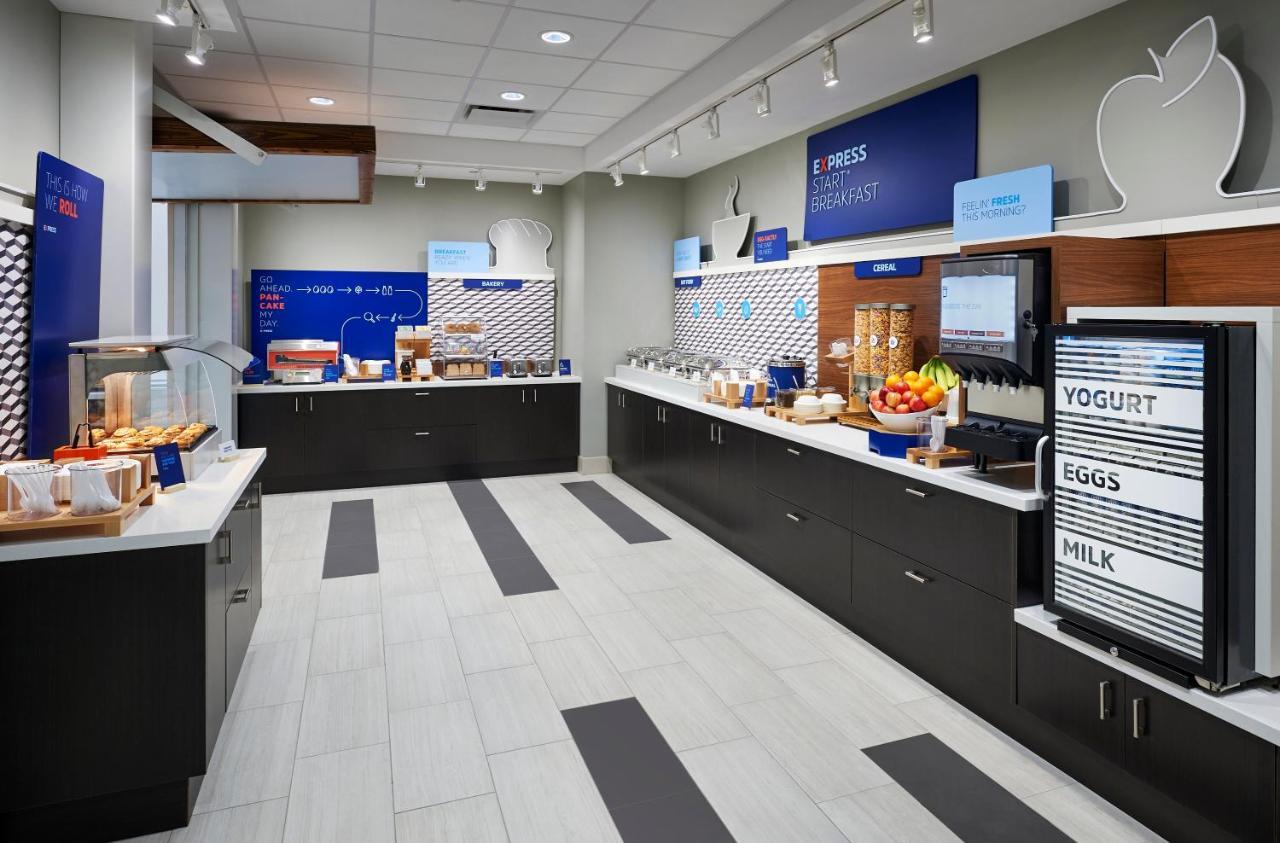 Holiday Inn Express & Suites Windsor East - Lakeshore By Ihg Tecumseh Екстериор снимка