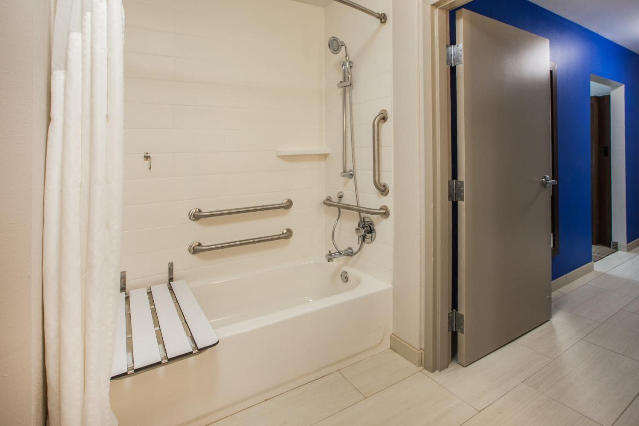 Holiday Inn Express & Suites Windsor East - Lakeshore By Ihg Tecumseh Екстериор снимка