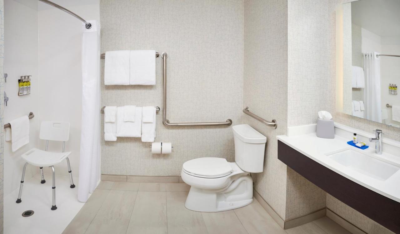 Holiday Inn Express & Suites Windsor East - Lakeshore By Ihg Tecumseh Екстериор снимка